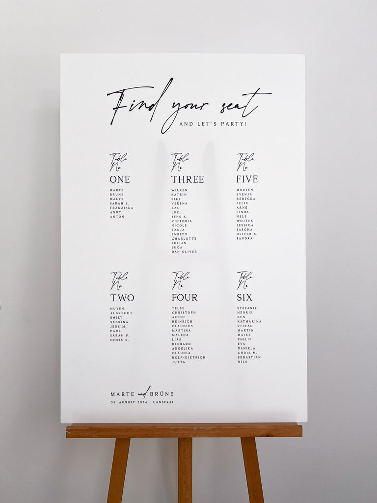 Sitzplan Hochzeit „Amélie“ auf Staffelei im Eingangsbereich – personalisiert