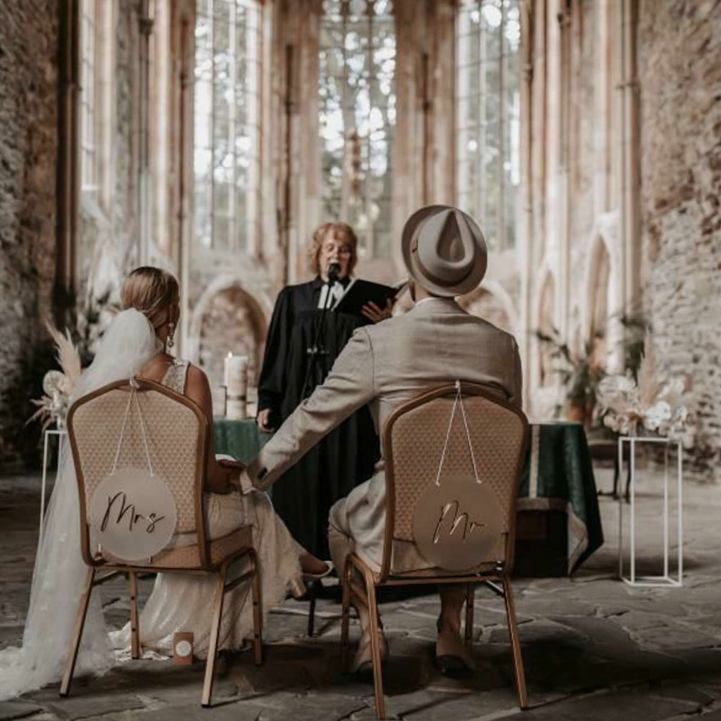 Romantisches Hochzeits-Stuhlschilder-Set aus satiniertem Acryl mit glänzender 3D-Aufschrift 'Mr & Mrs' in Spiegelgold.