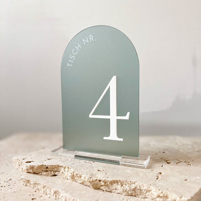 Tischnummer zur Hochzeit halbrund aus Acryl mit 3D-Zahlen und UV-Druck