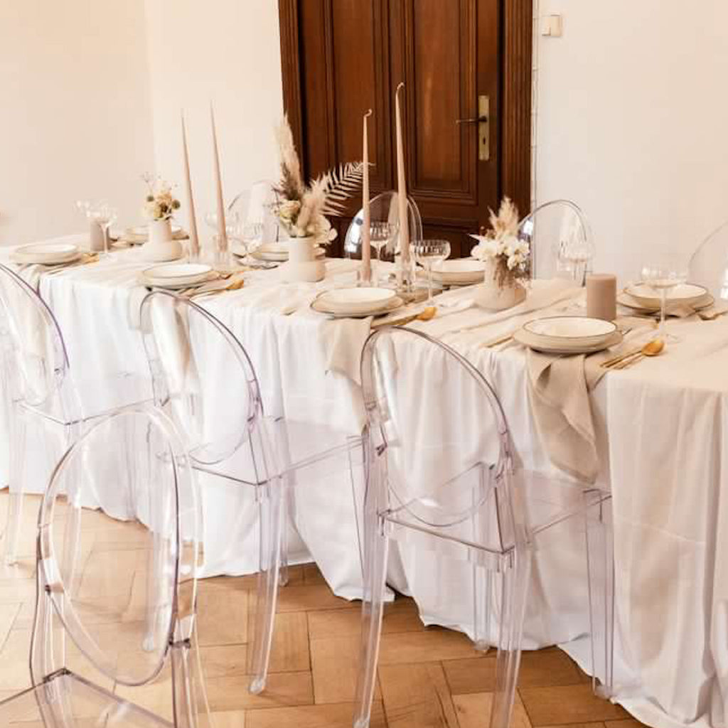 moderne Tischdekoration, Boho, Beige, goldenes Besteck, Acrylstühle