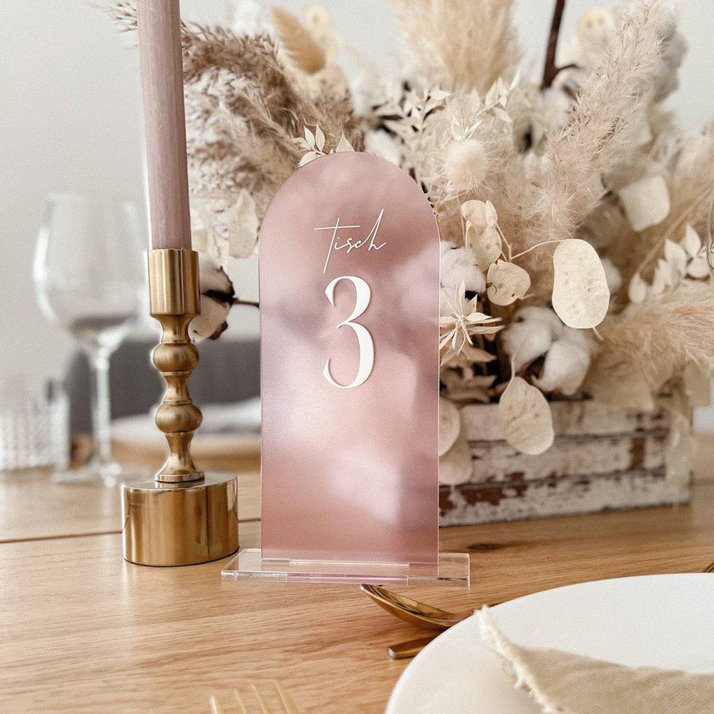 "Elegante Tischnummern mit einem 3D-Acryl-Design, das Tiefe und Dimension hinzufügt"