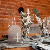 Elegante Tischnummern mit einem 3D-Acryl-Design, das Tiefe und Dimension hinzufügt