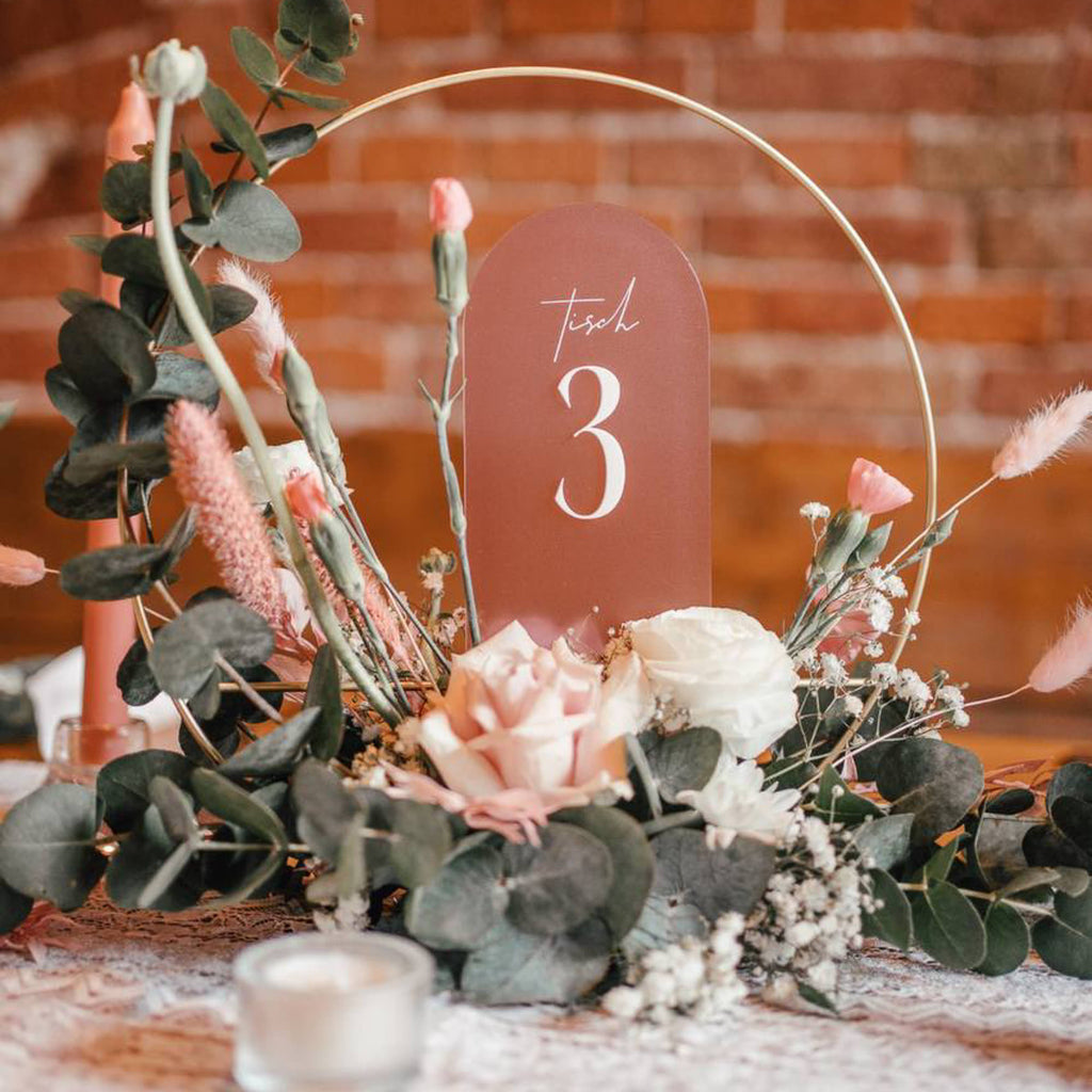 "Tischnummern mit einem stabilen Acrylblock-Fuß, der Sicherheit und Klasse gewährleistet"