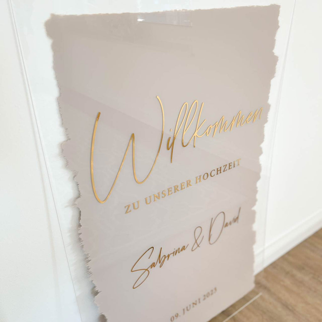 Ein romantisches Willkommensschild für Hochzeiten aus Acryl.