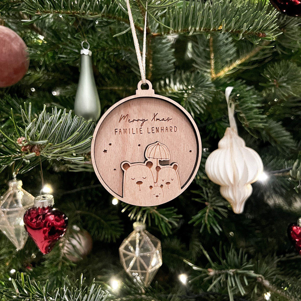 "Festliche Holzkugel mit individueller Gravur – eine besondere Familienweihnacht"