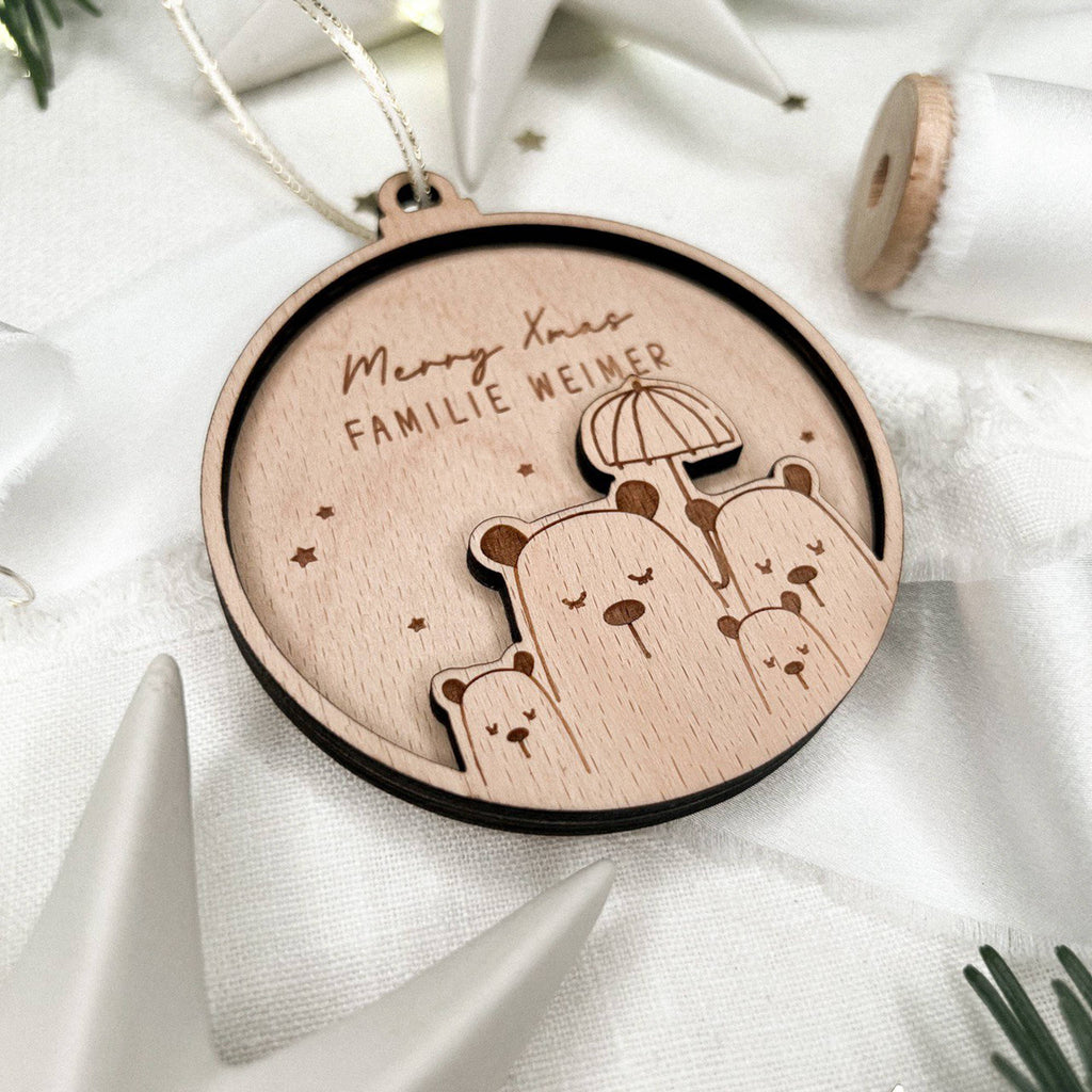 "Nachhaltige, personalisierte Weihnachtsdeko aus Holz mit individuellem Familienmotiv"