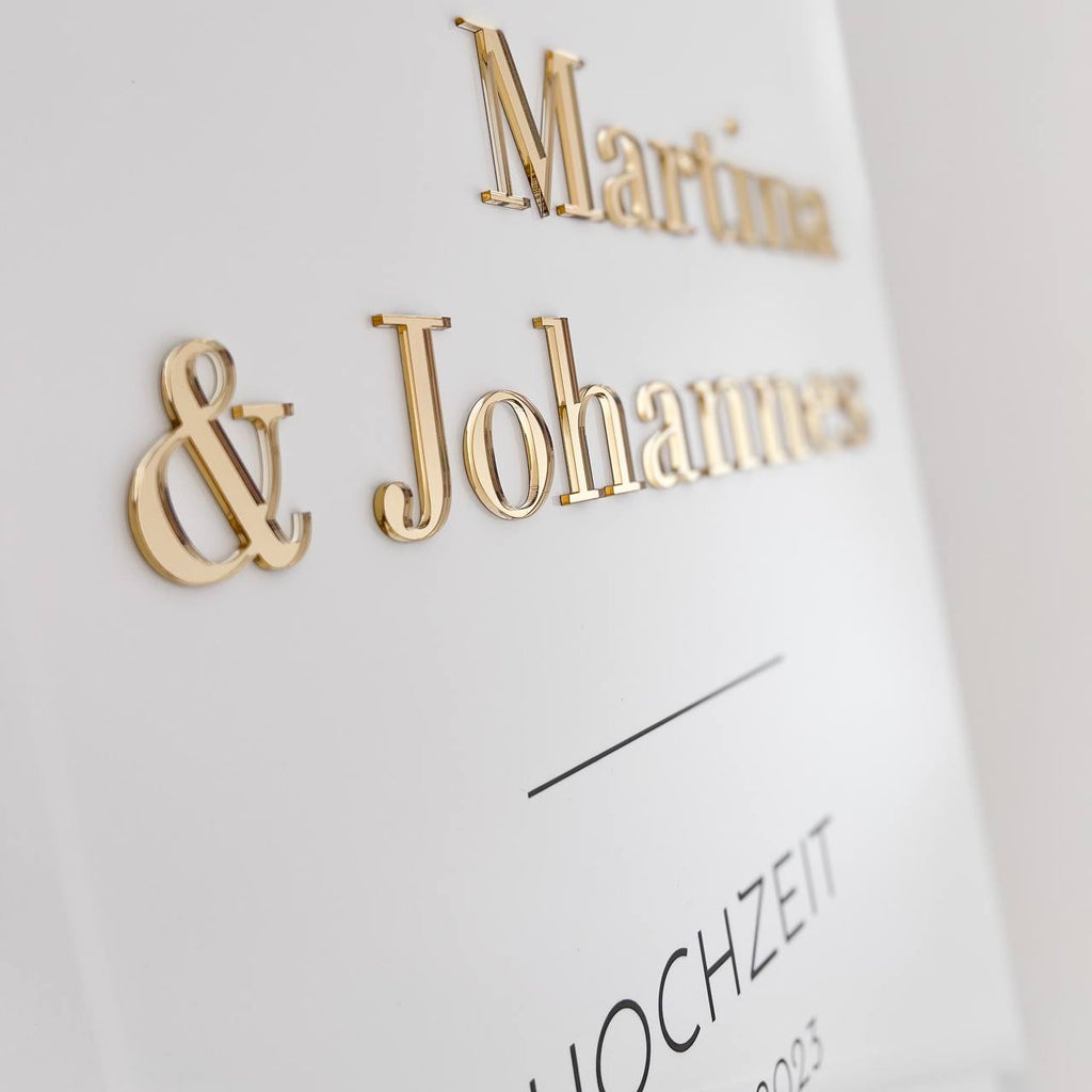 Personalisiertes Acrylschild mit Namen und Hochzeitsdatum.