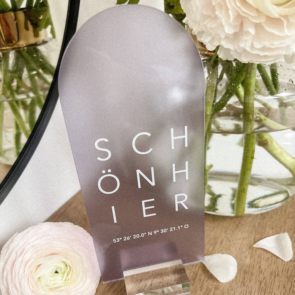 Acrylkarte mit Fuß aus Acrylblock "Schön Hier" | personalisiert