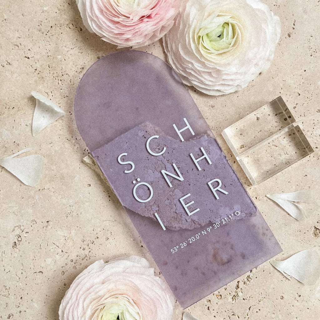 Acrylkarte mit Fuß aus Acrylblock "Schön Hier" | personalisiert