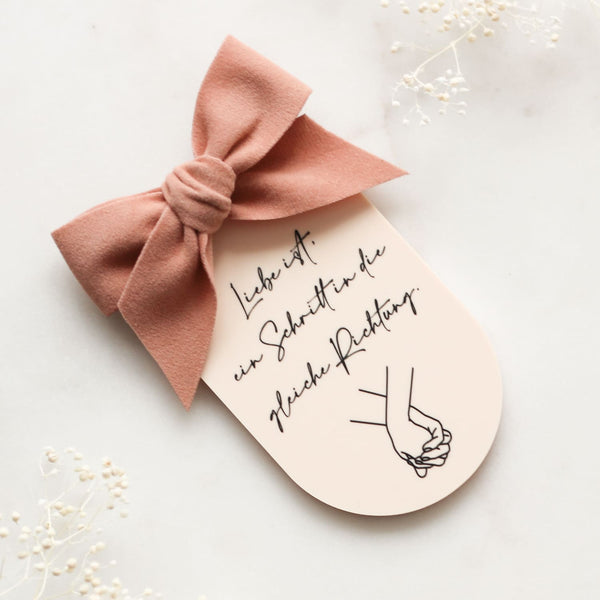Anhänger aus Acryl mit Samtschleife "Liebe ist" | Valentinstag | Hochzeit | Geschenk - personalisiert