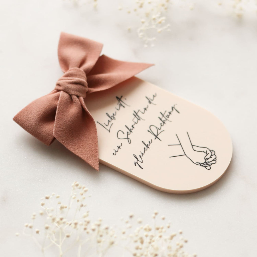 Anhänger aus Acryl mit Samtschleife "Liebe ist" | Valentinstag | Hochzeit | Geschenk - personalisiert