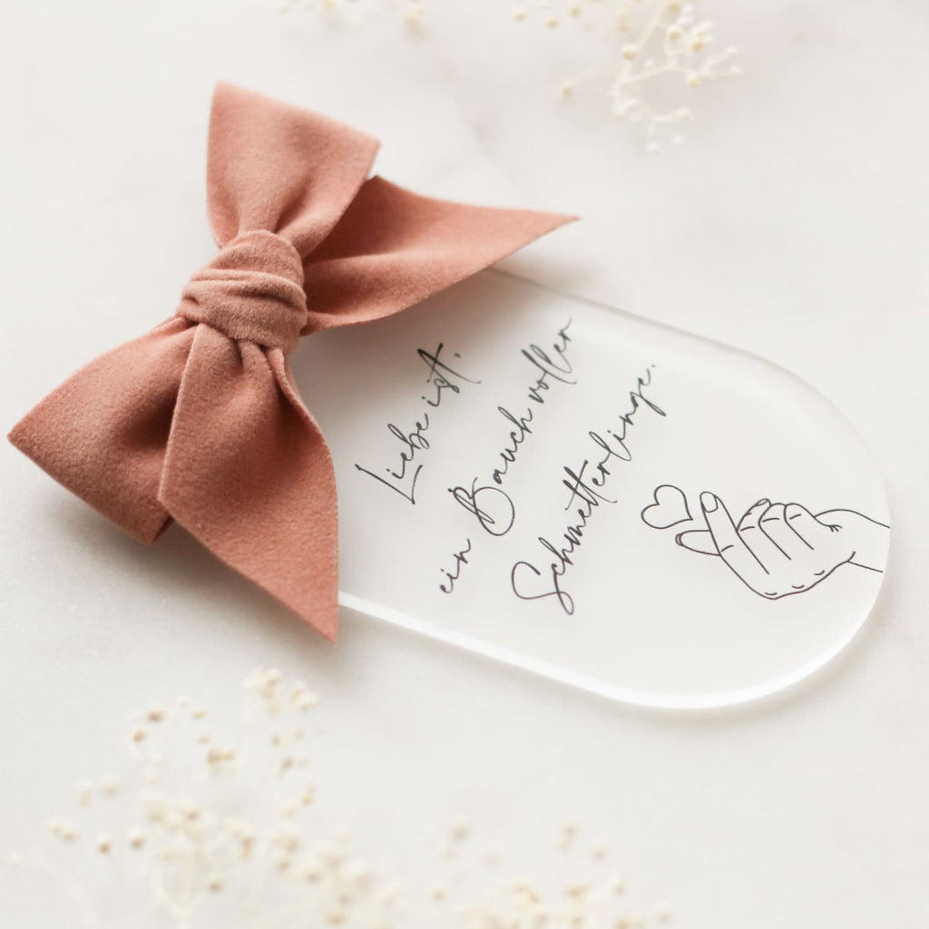 Anhänger aus Acryl mit Samtschleife "Liebe ist" | Valentinstag | Hochzeit | Geschenk - personalisiert