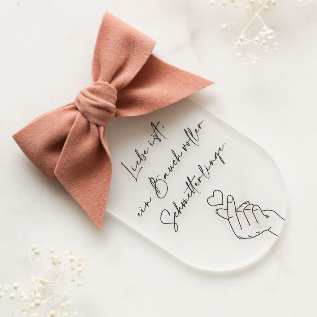 Anhänger aus Acryl mit Samtschleife "Liebe ist" | Valentinstag | Hochzeit | Geschenk - personalisiert