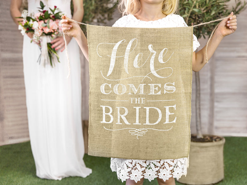 Kirchendeko Jute-Schild "Here comes the Bride" - Größe 41 x 51 cm