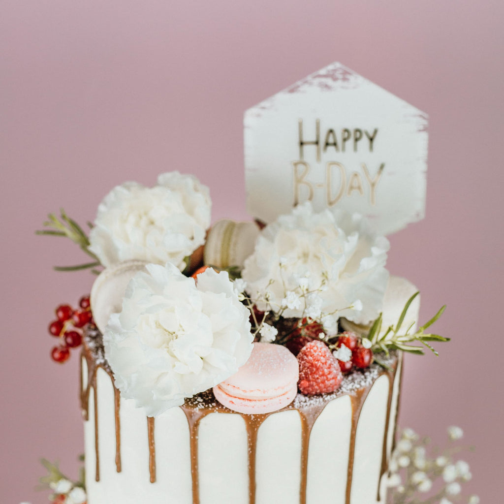 Cake Topper "Happy B-Day" aus Acryl in Hexagon mit Pinselstricheffekt 