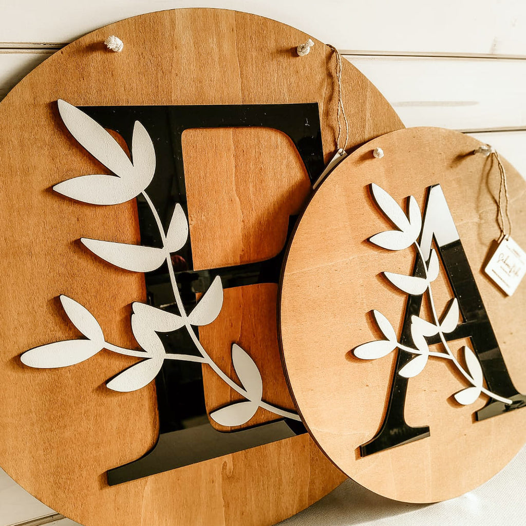 Holzschild - Buchstabe mit Ranke