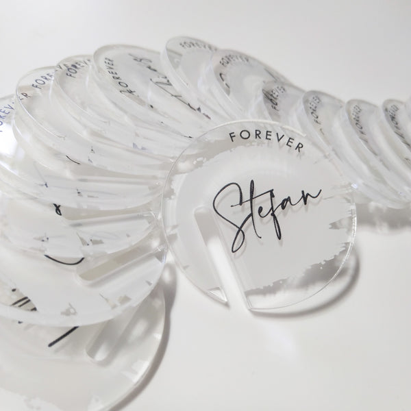 Personalisierte Acryl-Glasmarker mit elegantem Pinselstrich
