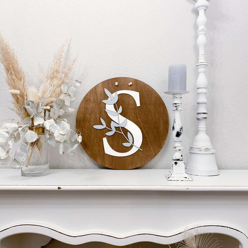 Holzschild - Buchstabe mit Ranke