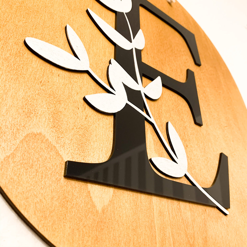 Holzschild - Buchstabe mit Ranke