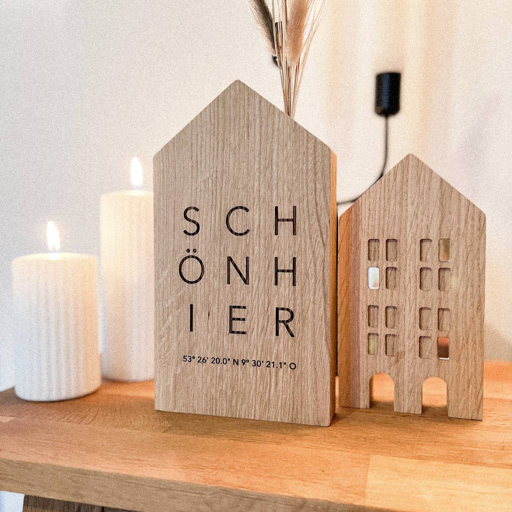 Personalisiertes Deko Häuschen aus Holz "Schön Hier" mit Koordinaten