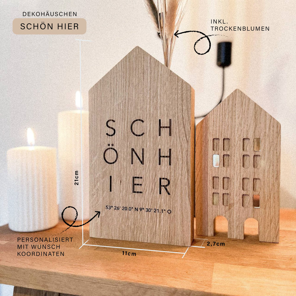 Personalisiertes Deko Häuschen aus Holz "Schön Hier" mit Koordinaten