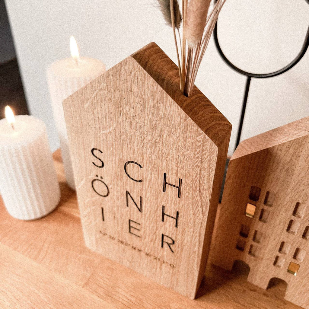 Personalisiertes Deko Häuschen aus Holz "Schön Hier" mit Koordinaten