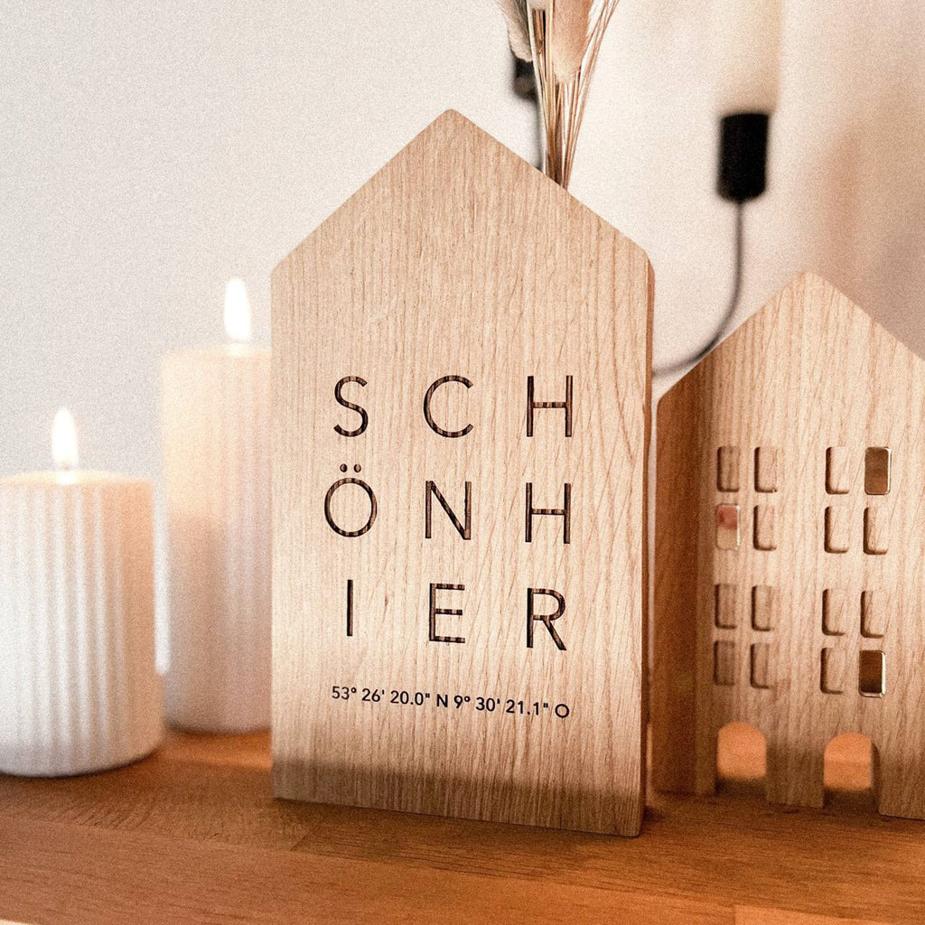 Personalisiertes Deko Häuschen aus Holz "Schön Hier" mit Koordinaten
