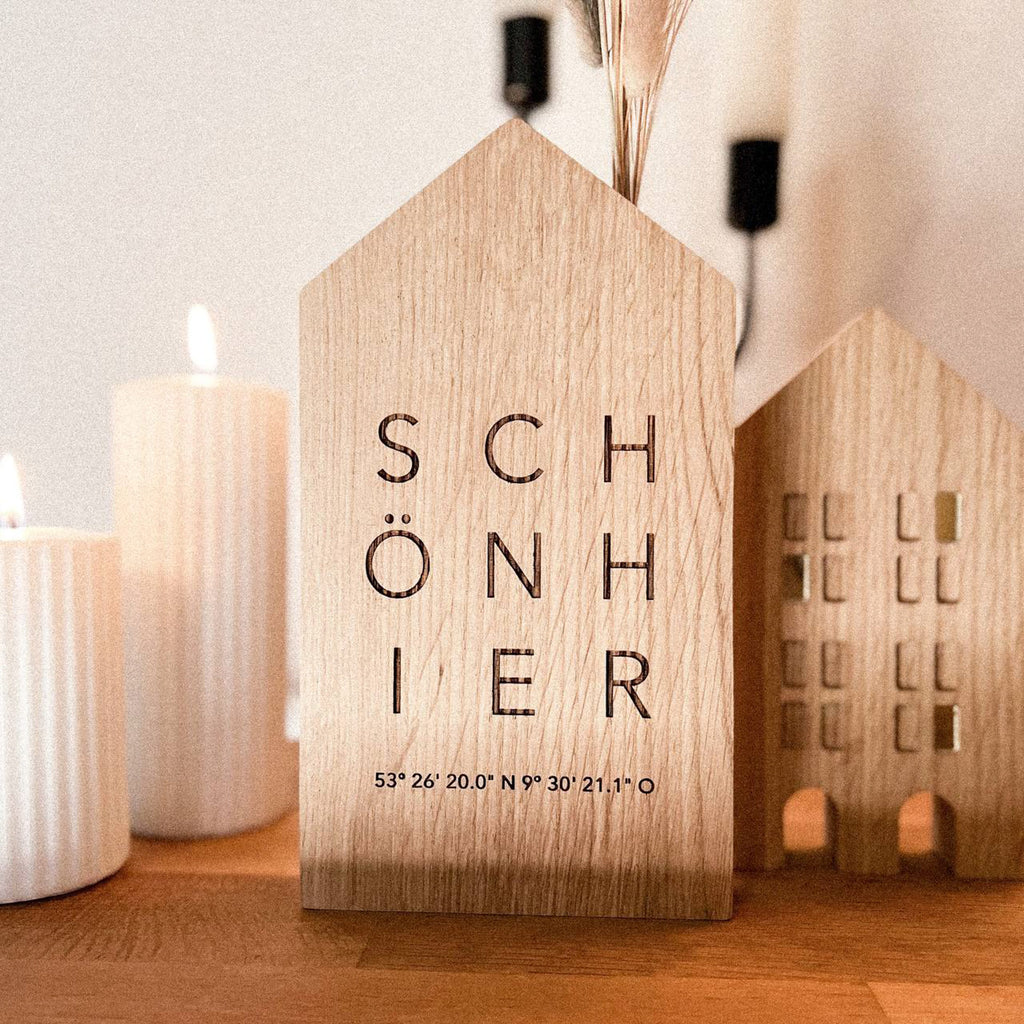 Personalisiertes Deko Häuschen aus Holz "Schön Hier" mit Koordinaten