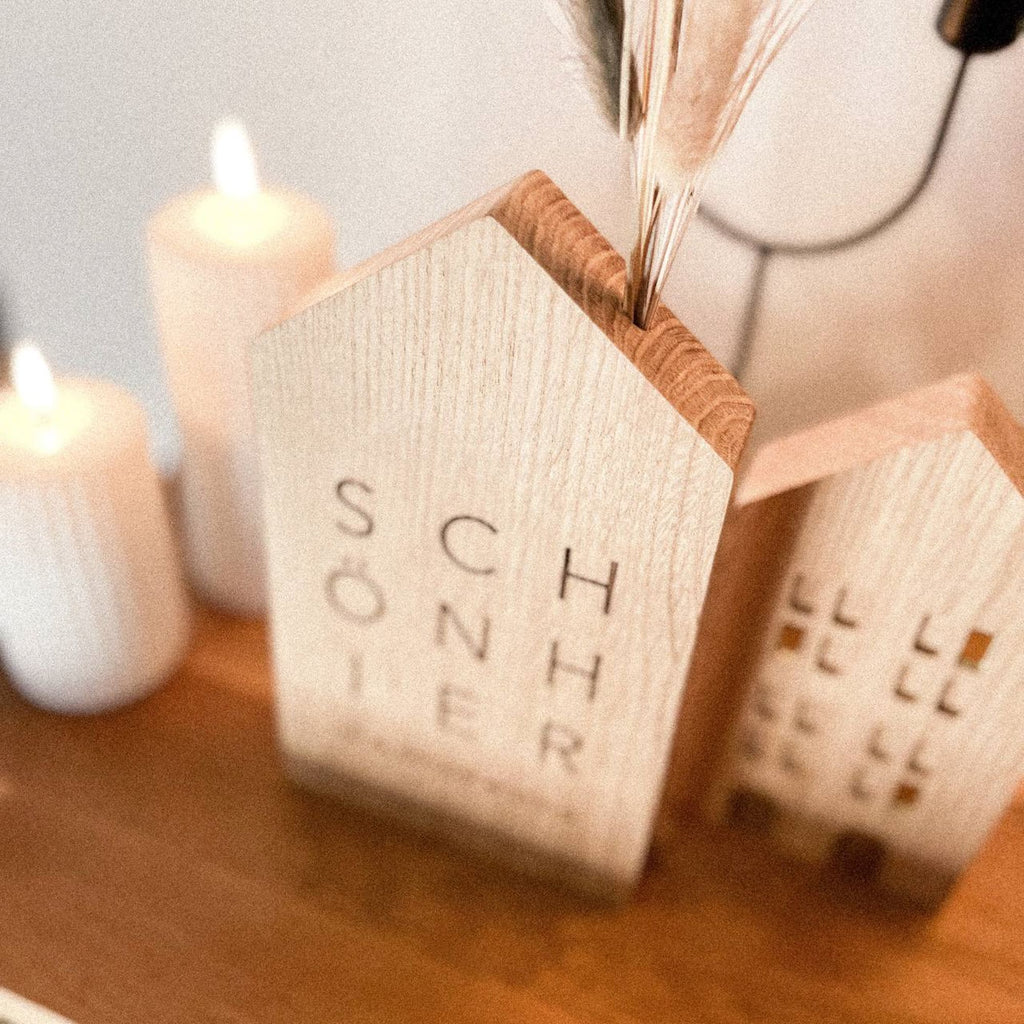 Personalisiertes Deko Häuschen aus Holz "Schön Hier" mit Koordinaten