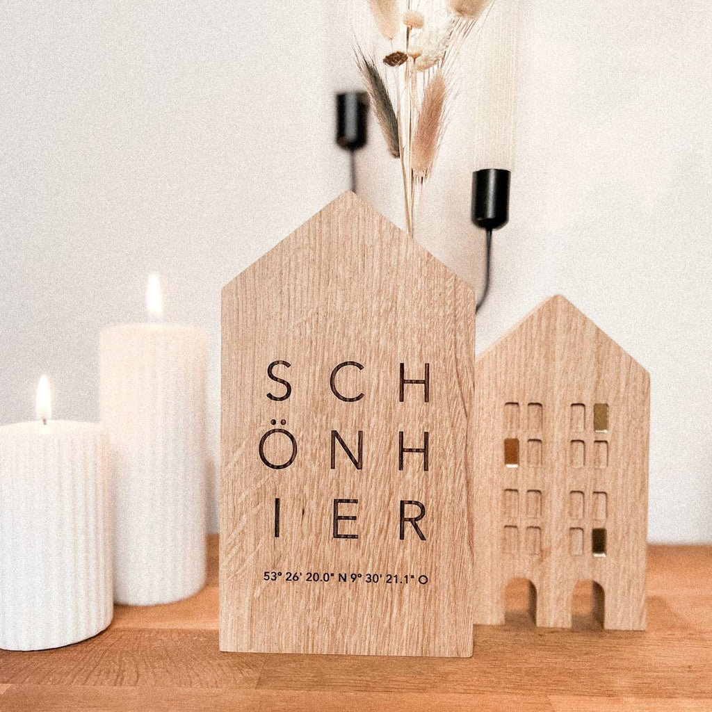 Personalisiertes Deko Häuschen aus Holz "Schön Hier" mit Koordinaten