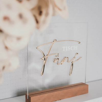 Tischnummer aus Acrylglas mit 3D Schrift und Holzfuß
