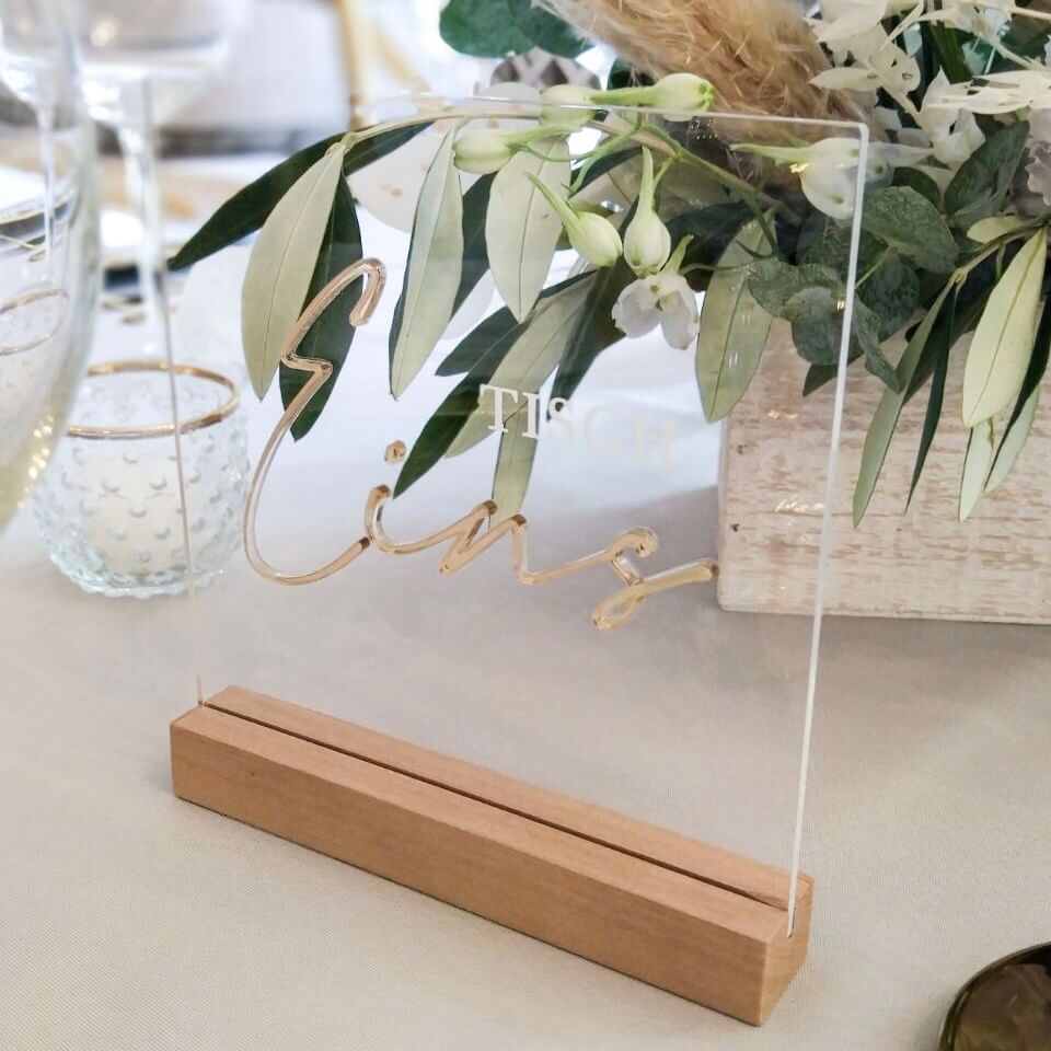 Tischnummer aus Acrylglas mit 3D Schrift und Holzfuß