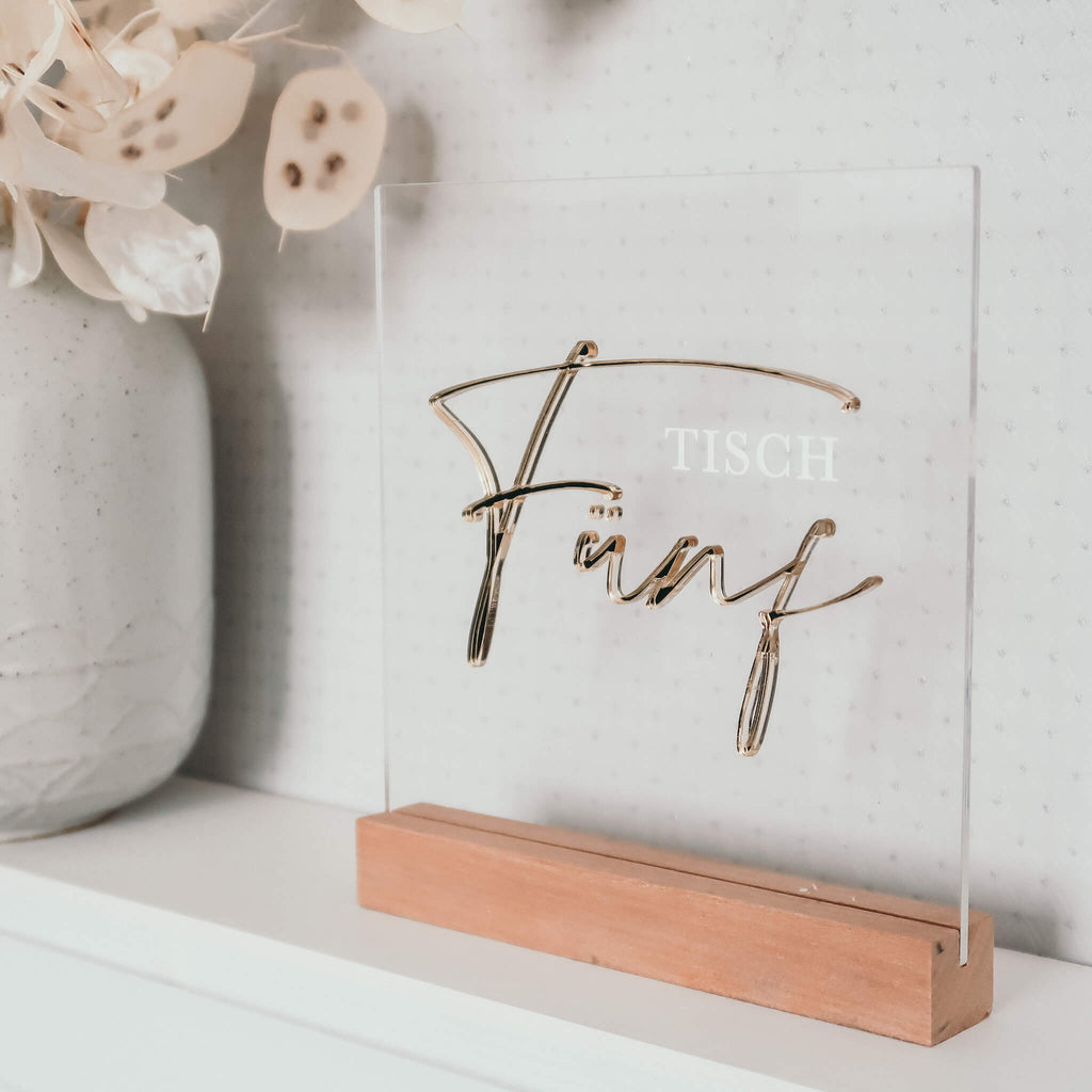 Tischnummer aus Acryl mit Fuß aus Holz