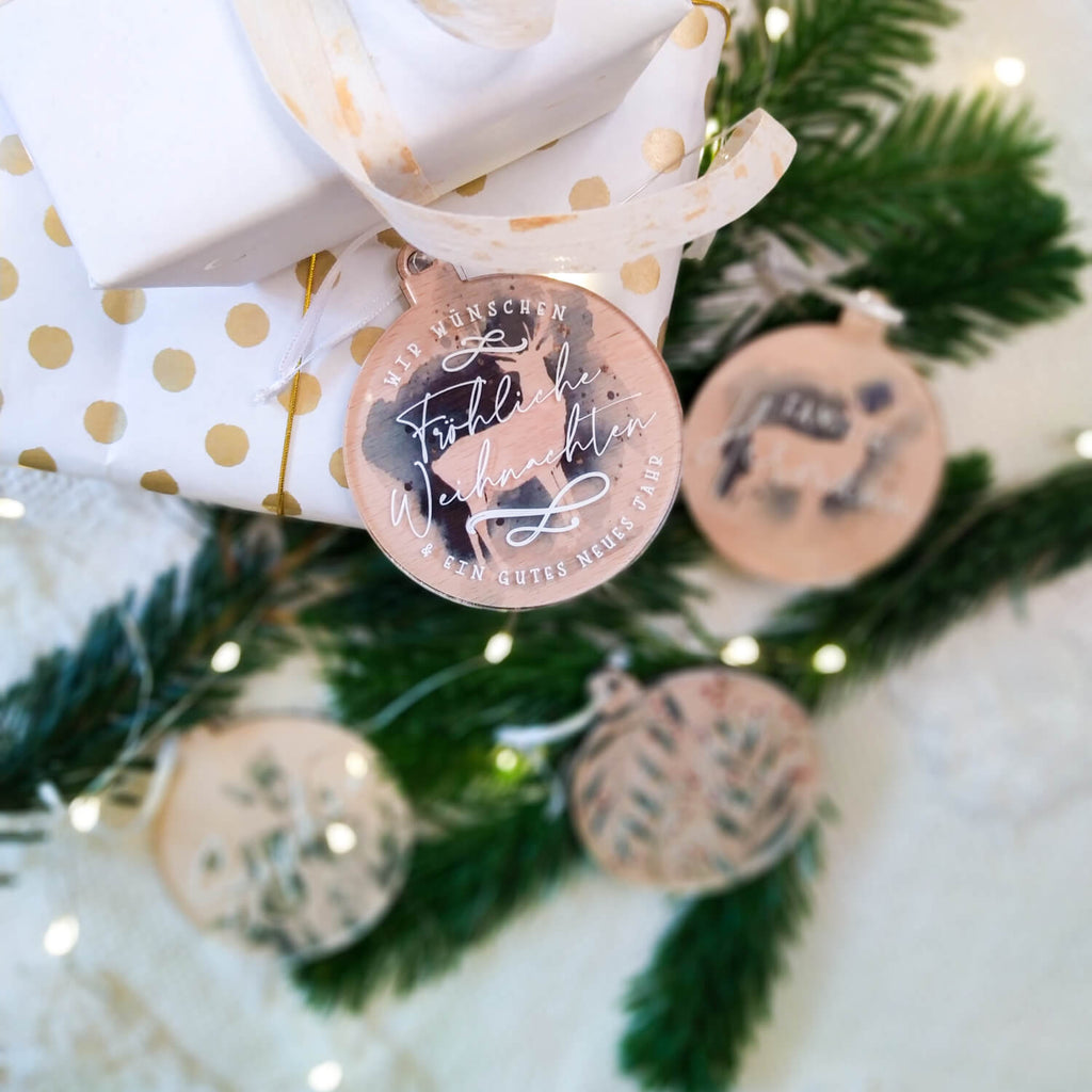 Weihnachtsschmuck Aufhänger mit Motiv und Spruch "Fröhliche Weihnachten"