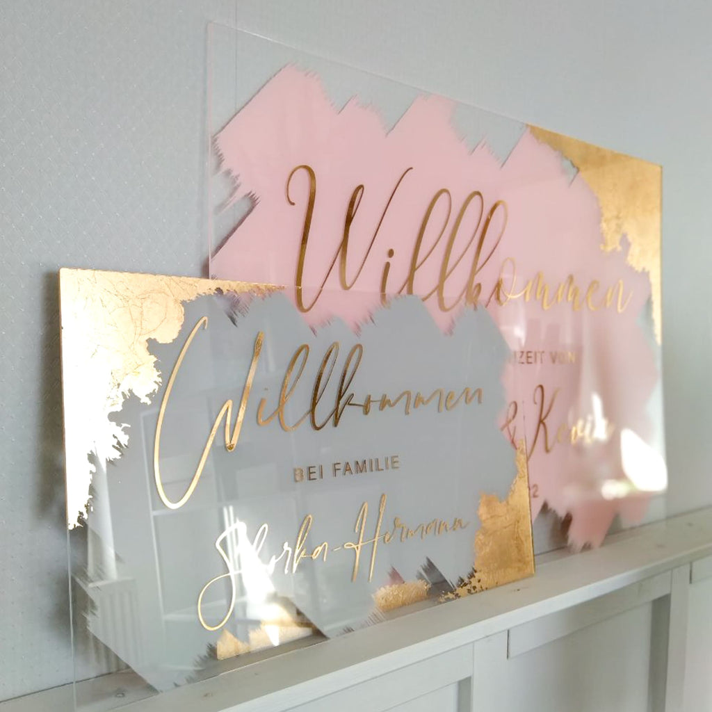 Willkommensschild auf Acryl mit Blattgold personalisiert