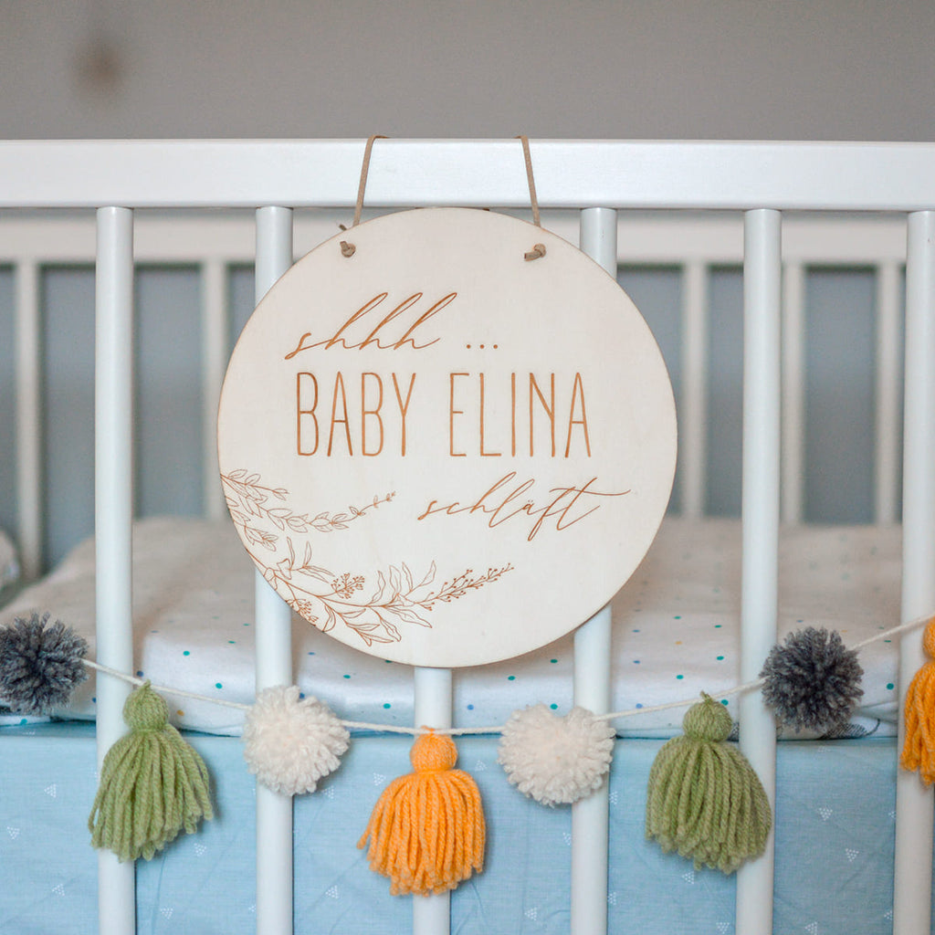 Holzschild Baby schläft | Rund 20cm | personalisiert
