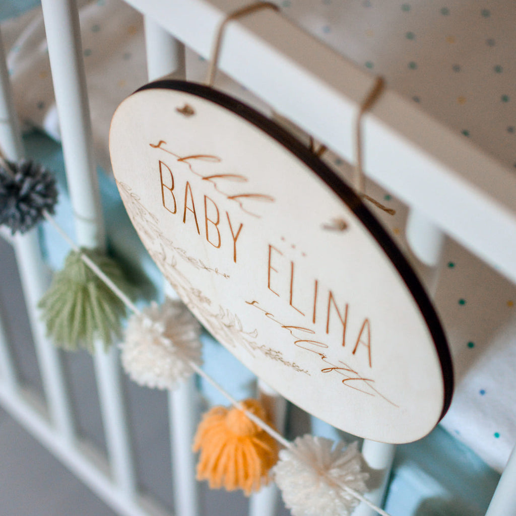 Holzschild Baby schläft | Rund 20cm | personalisiert