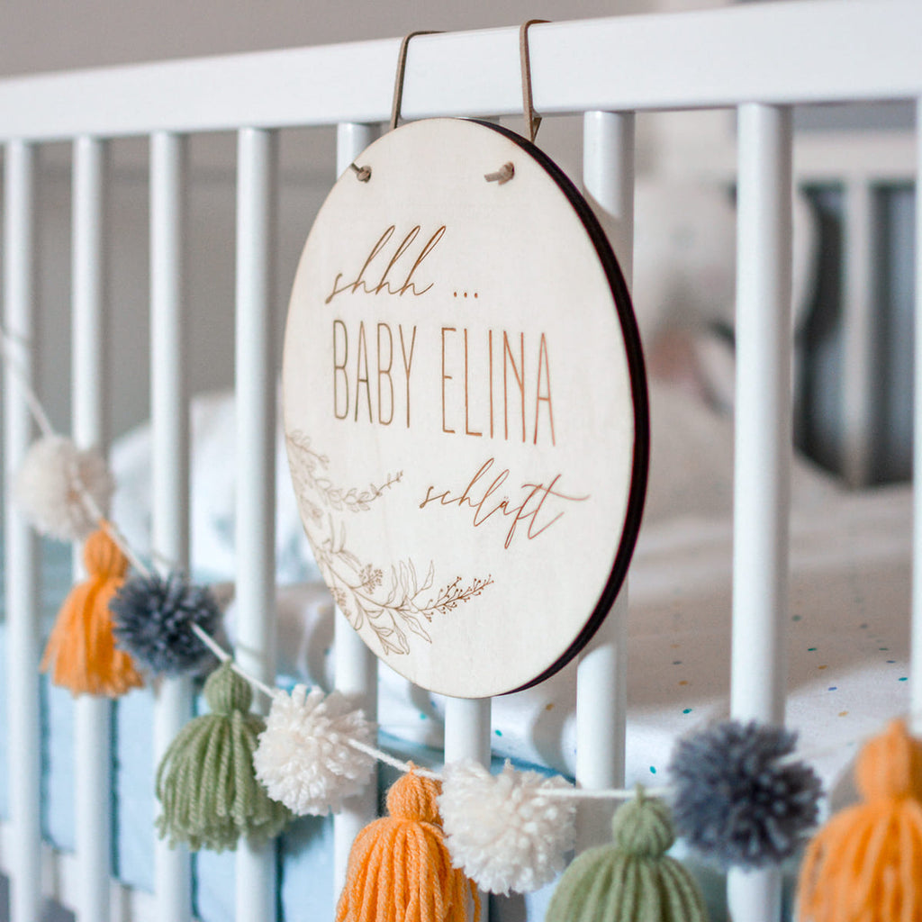 Holzschild Baby schläft | Rund 20cm | personalisiert