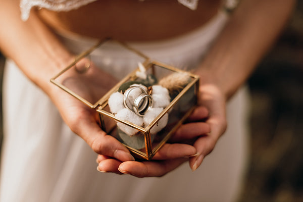 Glass ring box in gold | personalized for you